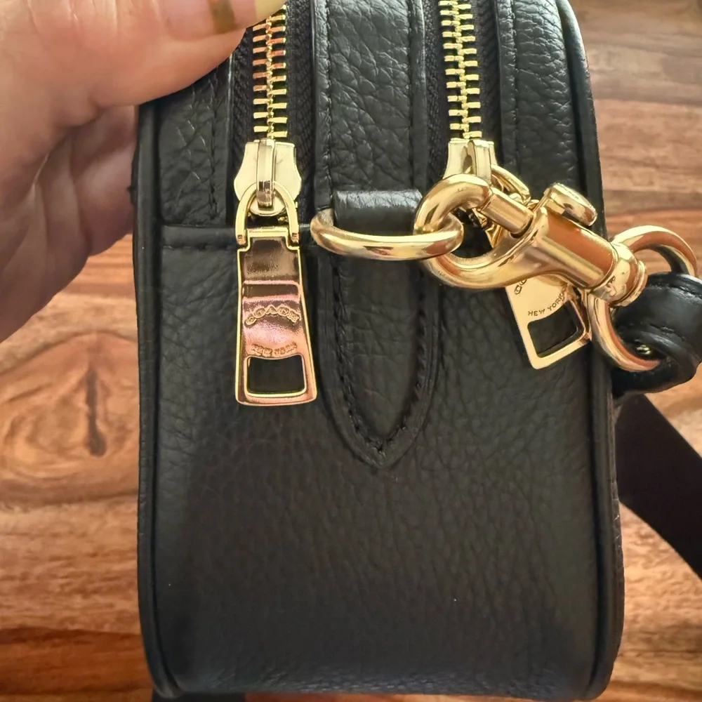 Coach Solid Black Pebbled Leather Horse and Carriage Crossbody Camera Bag Auth - Picture 7 of 11